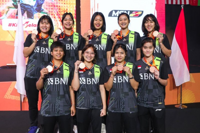 Tim putri Indonesia berfoto bersama medali setelah keluar sebagai semifinalis pada Kejuaraan Bulu Tangkis Beregu Asia (BATC) 2024 di Selangor, Malaysia, Minggu (18/2/2024). (ANTARA/HO/PP PBSI) - Image
