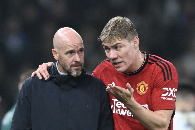 Rasmus Hojlund bersama pelatih Erik ten Hag. (AFP/JONATHAN NACKSTRAND) - Image