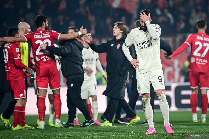 Reaksi penyerang AC Milan Olivier Giroud setelah timnya kalah 2-4 dari Monza pada pertandingan Liga Italia di Stadion Brianteo, Monza, Minggu (18/2/2024). (ANTARA/AFP/PIERO CRUCIATTI) - Image