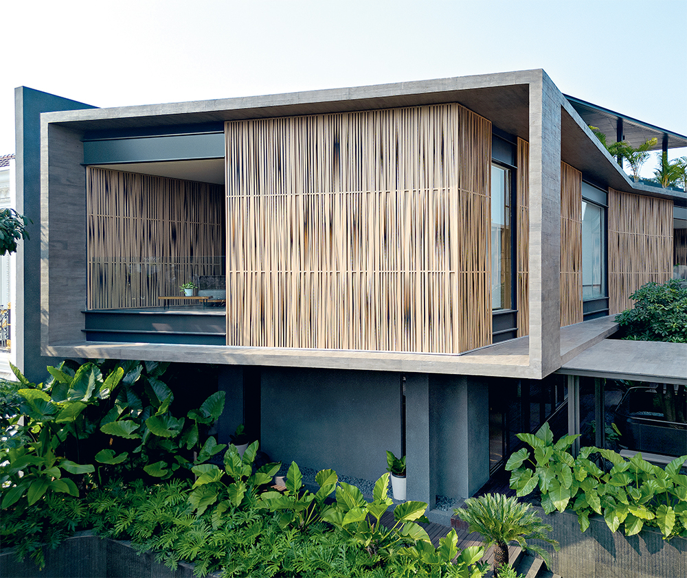 ROTAN ARTIFISIAL: Material yang dipilih untuk fasad lantaran kuat dan low maintenance dengan visual yang artsy. Beberapa sisi fasad bisa dibuka-tutup menyesuaikan intensistas cahaya yang dibutuhkan.