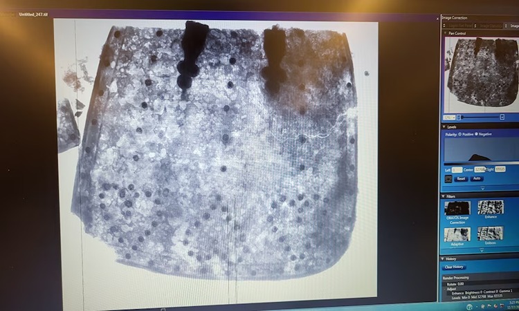 Gambar tasset logam, sepotong baju besi abad ke-17 yang melindungi dada dan paha saat pertempuran (washingtonpost.com) - Image