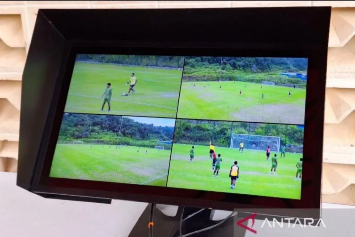 Monitor Video Asisstent Referee (VAR) yang digunakan oleh wasit utama dalam pertandingan uji coba pengaplikasian VAR tahap ketiga di Lapangan JSI./ - Image