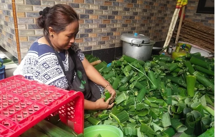 Produsen lontong di kawasan Wonokusumo, Surabaya, tetap memproduksi lontong meski harga beras meroket. - Image