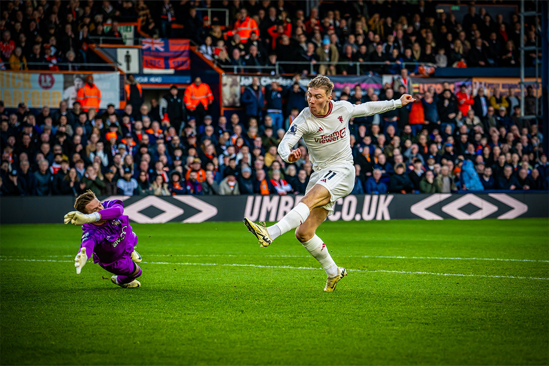 Hojlund ketika melesatkan tendangan untuk keunggulan pertama United atas Luton pada menit pertama jalannya pertandingan. (Sumber: X @ManUtd) - Image