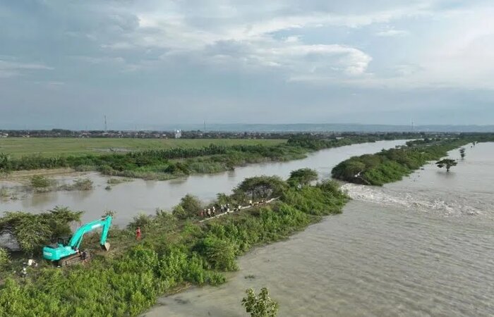 PT Wijaya Karya (Persero) Tbk (WIKA) bergerak cepat melaksanakan perbaikan darurat titik pada tanggul Sungai Wulan yang jebol./ANTARA - Image