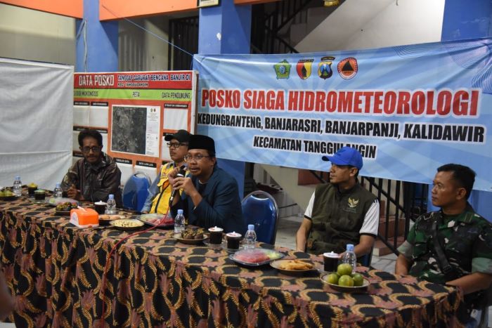 Bupati Sidoarjo Ahmad Muhdlor tetapkan empat desa di Kecamatan Tanggulangin sebagai wilayah tanggap darurat bencana banjir. - Image