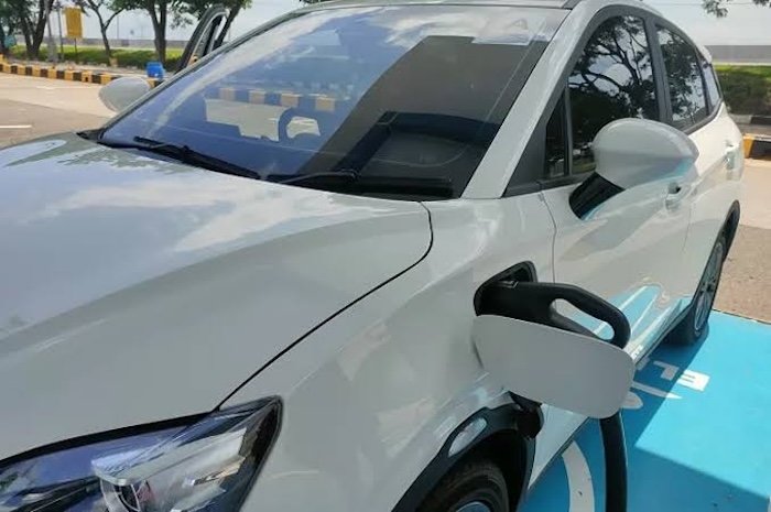 Ilustrasi: Mobil listrik saat diisi dayanya. (RianAlfianto/JawaPos.com). - Image
