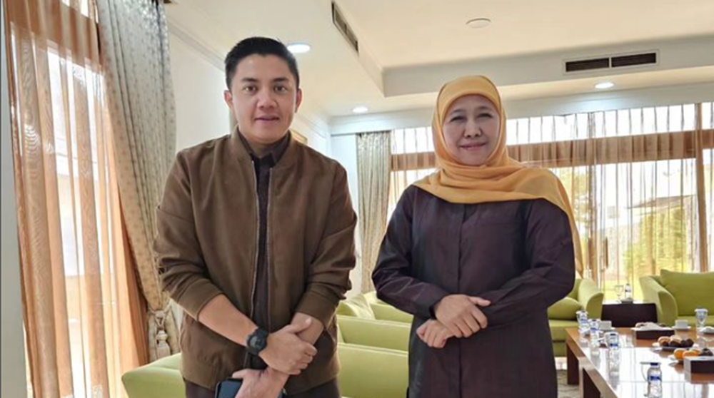 Khofifah berfoto bersama Mayor Teddy (Sumber: Instagram Khofifah) - Image