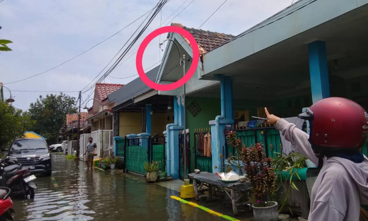 Tiang penerangan jalan pemicu korban tersengat listrik di Candi, Sidoarjo. (Diky Putra Sansiri/Radar Sidoarjo) - Image