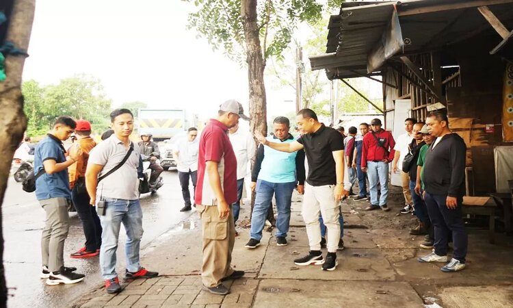 Wali Kota Surabaya Eri Cahyadi meninjau kawasan rawan banjir di Surabaya Barat (FOTO: ANDY SATRIA/RADAR SURABAYA) - Image