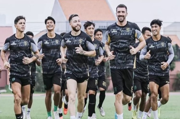 Paul Munster persiapkan berbagai hal jelang 2 laga Persebaya. - Image