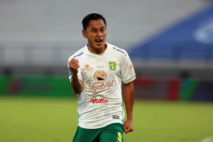 MONCER: Samsul Arif adalah salah satu striker lokal yang paling moncer di Persebaya Surabaya di era Liga 1 Indonesia. (JawaPos) - Image