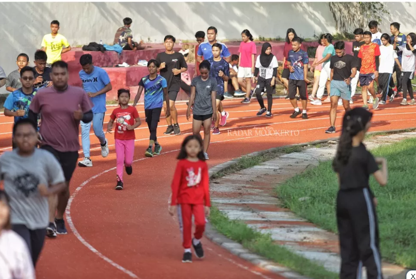 GELORA: Warga berolahraga di Stadion A.Yani Kota Mojokerto kemarin. Pemerintah berencana membangun saluran air tahun ini. (Sofan Kurniawan/JPRM) - Image