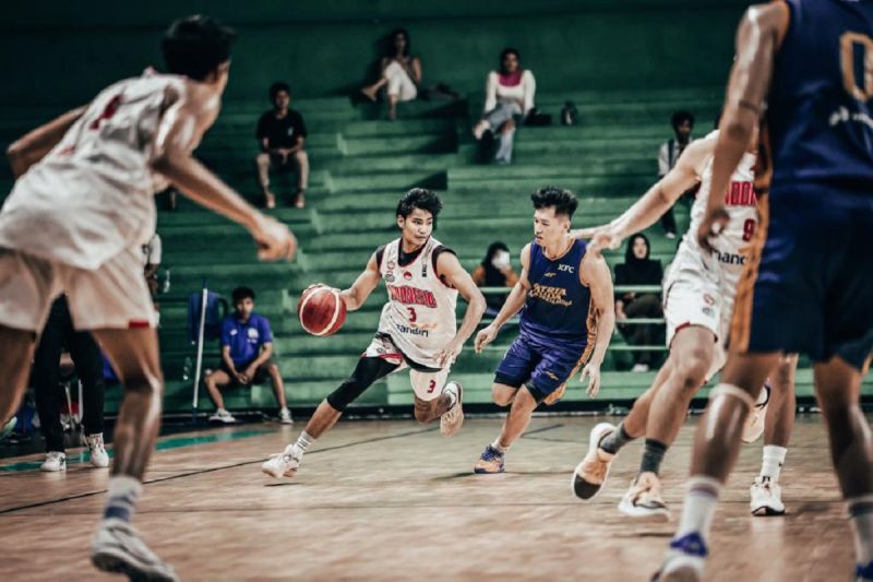 Timnas Bola Basket Putra uji coba pertandingan melawan Satria Muda di GOR Soemantri Brodjonegoro Jakarta, Jumat (15/2). ANTARA/HO-Perbasi - Image