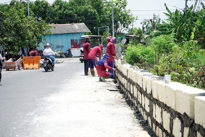 Satgas DSDABM Kota Surabaya membangun tanggul di Jalan Pakal Madya dan Jalan Tengger Raya, Benowo. - Image
