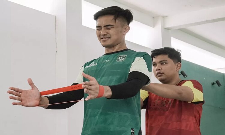 Ernando Ari Sutaryadi belum pulih dari cedera bahu sehingga dipastikan absen lawan Persita Tangerang. (FOTO: ISTIMEWA/PERSEBAYA) - Image