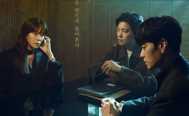Kisah Kim Ha Neul yang Berada di Antara Suami Chaebolnya dan Mantan Detektifnya dalam Drama Let’s Get Grabbed by the Collar. Sumber foto: Soompi - Image