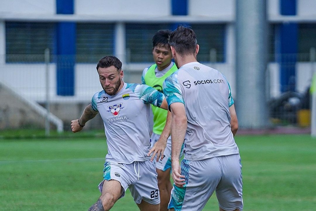 Potret latihan pemain Persib Bandung jelang laga menghadapi Barito Putera./Instagram/persib - Image