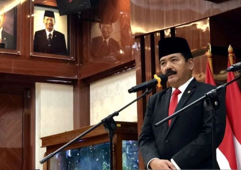 Menko Polhukam Marsekal TNI (Purn) Hadi Tjahjanto saat sedang menjawab pertanyaan di jumpa pers selepas acara serah terima jabatan Menko Polhukam di Jakarta, pada hari Rabu (21/2). - Image