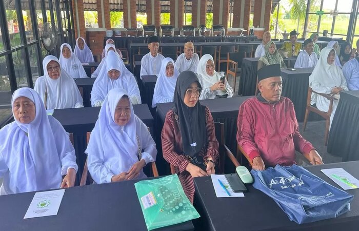 Belum turunnya ijin Kemenhub membuat penerbangan perdana umrah dari Bandara Banyuwangi tertunda (Ramada Kusuma) - Image