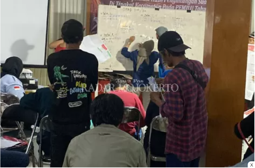 PROSES: Kegiatan rekapitulasi surat suara Pemilu 2024 di salah satu kecamatan di Kota Mojokerto, Senin (19/2). (Farisma Romawan/JPRM) - Image