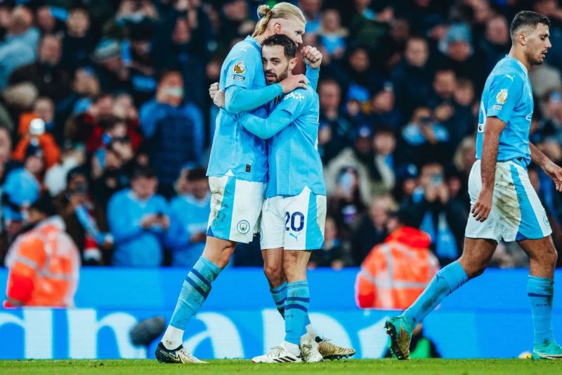 Selebrasi Erling Haaland (kiri) dengan Bernardo Silva setelah mencetak gol untuk Manchester City dalam pertandingan Liga Premier Inggris 2023/24 lawan Brentford. - Image