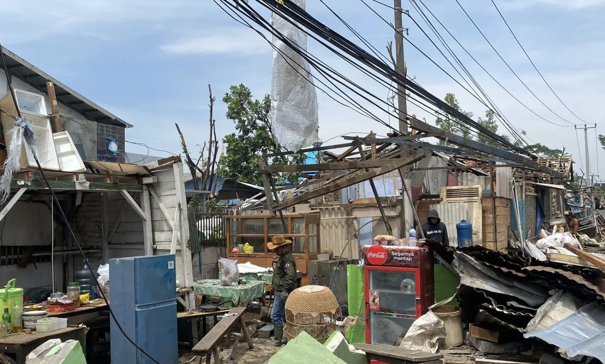 Kondisi bangunan di sepanjang Jalan Raya Bandung-Garut yang tampak porak-poranda akibat diterjang angin puting beliung pada hari Rabu (21/2) kemarin. - Image