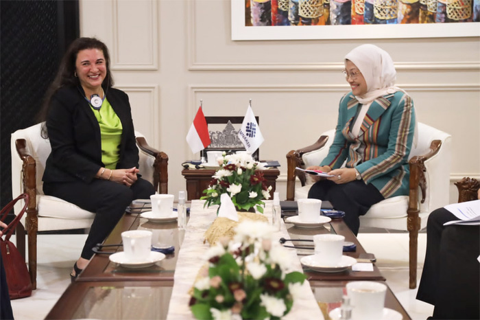 enteri Ketenagakerjaan Ida Fauziyah saat bertemu dengan Director International Labour Organization (ILO) for Indonesia and Timor Leste, Simrin Singh, di Kantor Kemnaker Jakarta, Kamis (22/2/2024). - Image