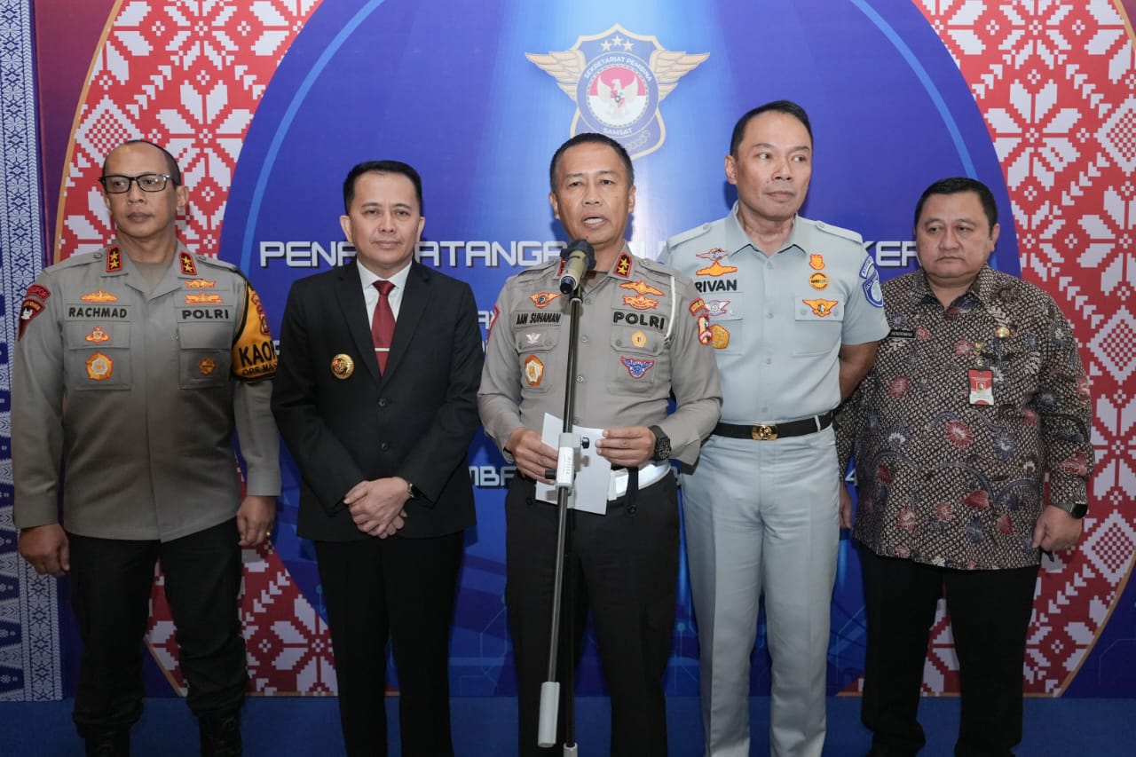 Kepala Korps Lalu Lintas (Kakorlantas) Polri Irjen Pol Aan Suhanan bersama PJ Gubernur Sumsel Agus Fatoni dan Direktur Utama PT Jasa Raharja Rivan Achmad Purwantono. (Istimewa) - Image