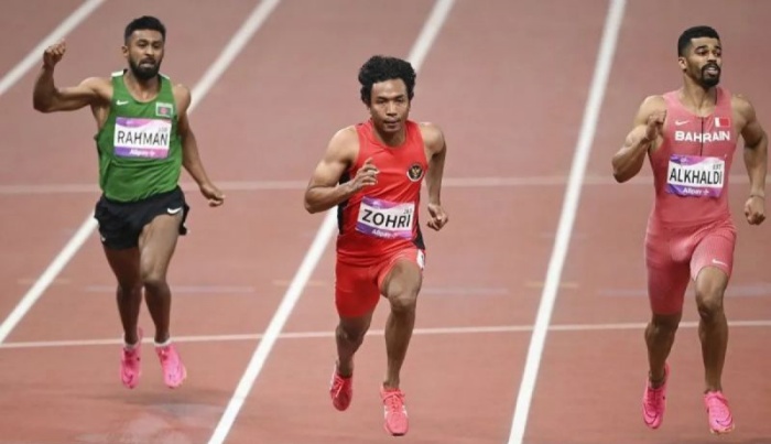 Lalu Muhammad Zohri (tengah) menyentuh garis finis pertama pada semifinal atletik 100 meter Asian Games 2022 di Hangzhou Olympic Sport Centre Stadium, Hangzhou, China, Sabtu (30/8/2023). - Image