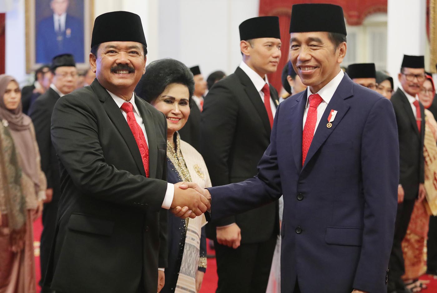Presiden Joko Widodo mengucapkan selamat kepada Menko Polhukam Hadi Tjahjanto dan Menteri ATR/Kepala BPN Agus Harimurti Yudhoyono usai pelantikan di Istana Negara, Jakarta, Rabu (21/2/2024). - Image