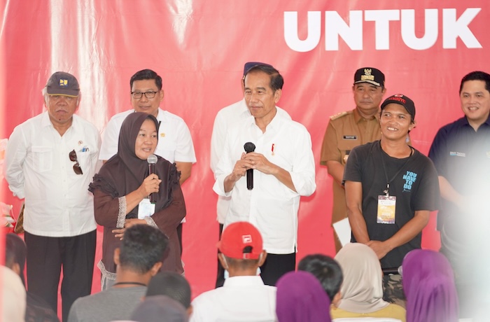 Presiden Joko Widodo (Jokowi) melanjutkan kunjungan kerjanya guna memastikan masyarakat penerima bantuan pangan (banpang) beras merasakan kebermanfaatan salah satu program bantalan ekonomi ini. - Image