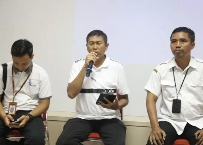 Kepala Dinas Sumber Daya Air dan Bina Marga (SDABM) Syamsul Hariadi (tengah) menjelaskan penanganan banjir di kantor Pemkot Surabaya./ (Foto: Suryanto) - Image