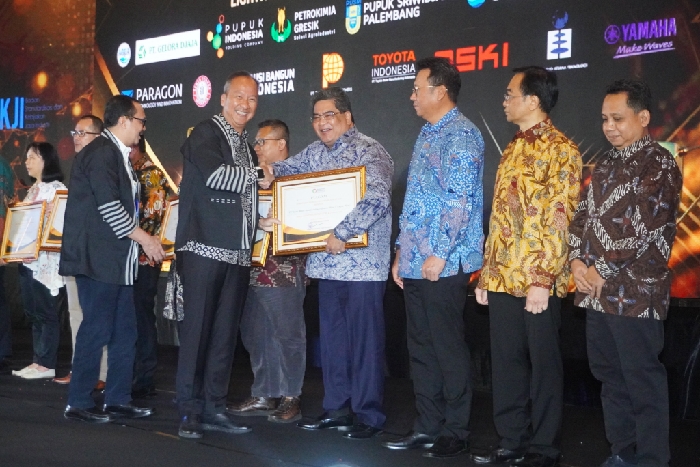 PT Toyota Motor Manufacturing Indonesia (TMMIN) mendapatkan penghargaan National Lighthouse Industry 2024 dari kementrian Perindustrian (Foto: dok TMIIN). - Image