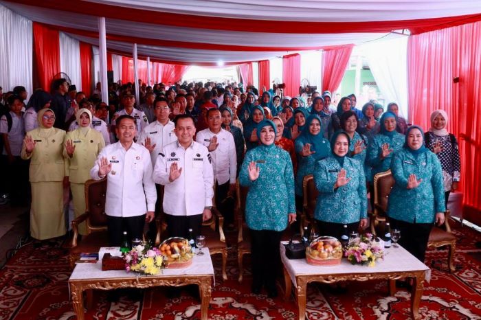 Ketua Umum TP PKK Pusat Tri Tito Karnavian bersama Pj Gubernur Agus Fatoni me-launching program Pemprov Sumsel. - Image