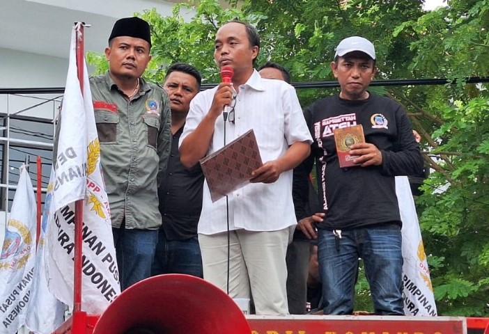 Anggota Bawaslu Surabaya Eko Rinda memastikan kawal laporan yang masuk. - Image