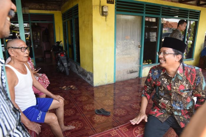 Bupati Sidoarjo Ahmad Muhdlor meninjau kondisi tiga desa yang dilanda banjir. - Image