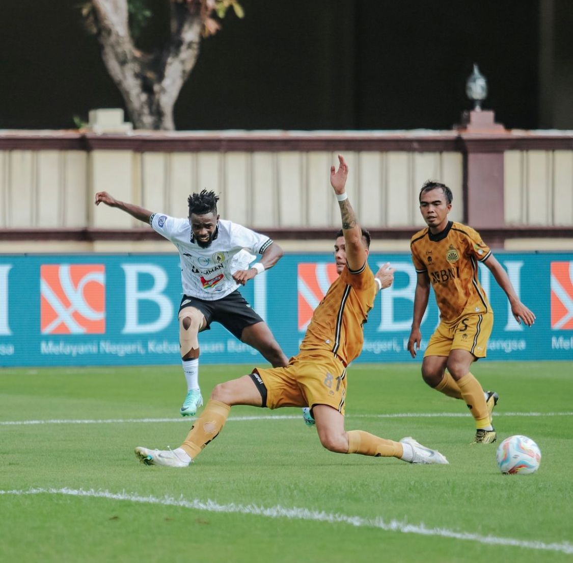 Instagram @pssleman | Elvis Kamsoba bermain baik saat PSS Sleman mengandaskan Bhayangkara FC di Stadion PTIK - Image