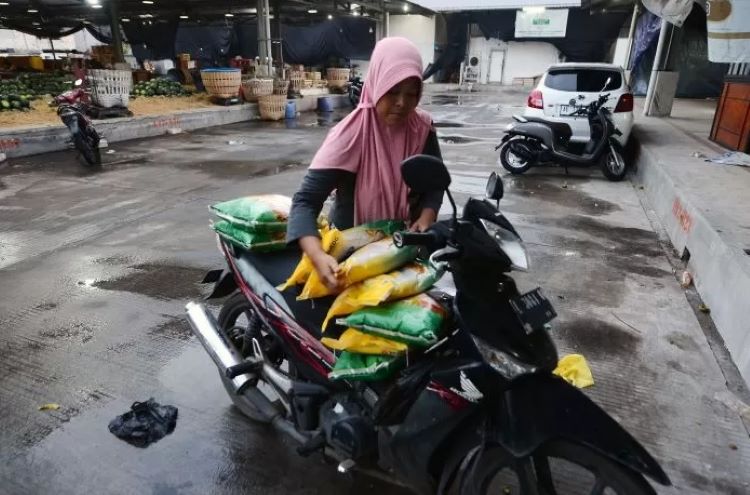 Warga berhasil membeli beras murah di Pasar Induk Sidotopo. (Radar Surabaya) - Image