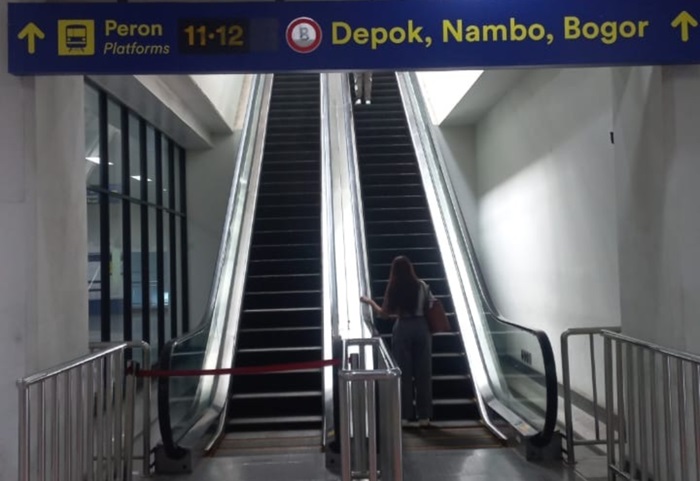 Eskalator Stasiun Manggarai Peron 11-12 (kiri) terlihat ditutup. - Image