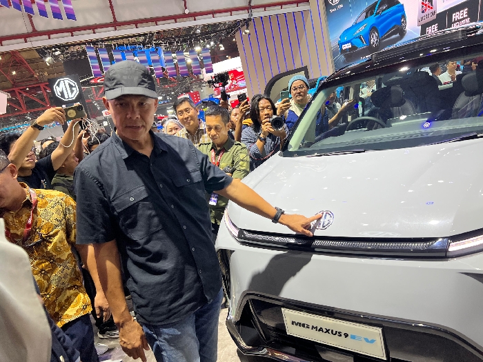 Ganjar Pranowo menyempatkan diri mengunjungi pameran IIMS 2024. (Foto: Dony) - Image