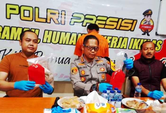 Kapolresta Banjarmasin Kombespol Sabana Atmojo (tengah). - Image