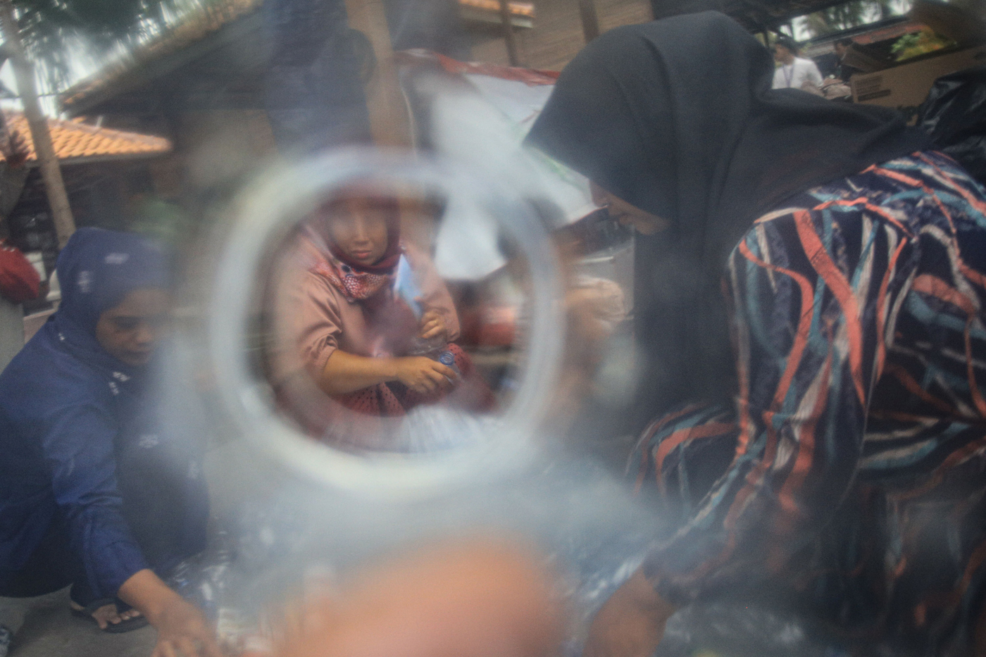 Sejumlah petugas dan masyarakat menimbang dan memilah sampah plastik di desa Teluknaga, Tangerang, Banten, Jumat (23/02/2024). - Image