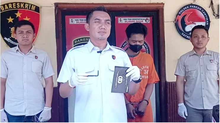 CURI MOTOR PAKAI BAJU KOKO: SB, 45, warga Jalan Teluk Nibung Barat, Surabaya, ditangkap saat berada di Jalan Krembangan Bhakti, Surabaya. - Image