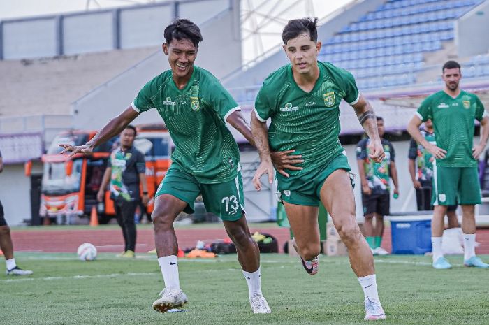 LANJUTKAN REKOR: Pemain Persebaya Surabaya ketika berlatih di Indomilk Arena jelang laga kontra Persita Tangerang, Jumat (23/2). (Persebaya Surabaya) - Image