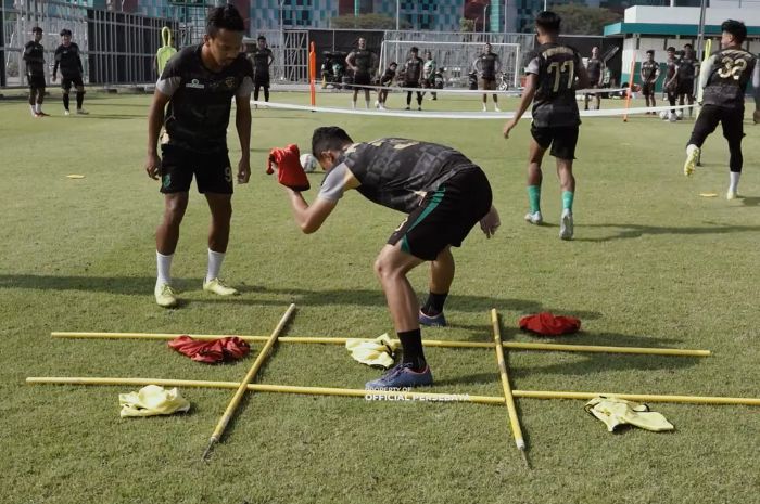 RAJUT KEKOMPAKAN: Pemain Persebaya berlatih kekompakan dan mengasah kognitif dengan permainan Tic Tac Toe. (Persebaya Surabaya) - Image
