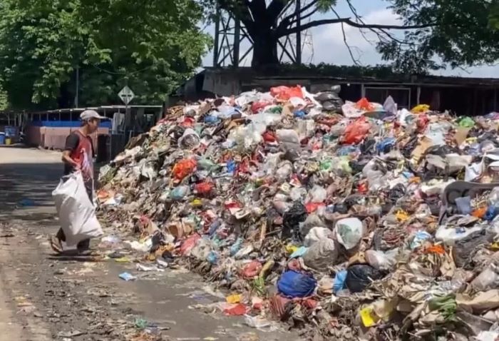 Kondisi tumpukan sampah yang menggunung di belakang Terminal Purabaya. - Image