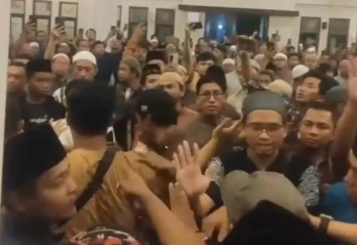 Pembubaran pengajian Ustad Syafiq Riza Basalamah di Masjid Assalam, Perumahan Purimas, Gunung Anyar, Surabaya, Kamis (22/2) petang. - Image