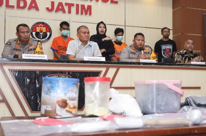 Polisi saat merilis penangkapan pelaku pelempar bom ikan di rumah seorang ketua KPPS di Pamekasan. - Image