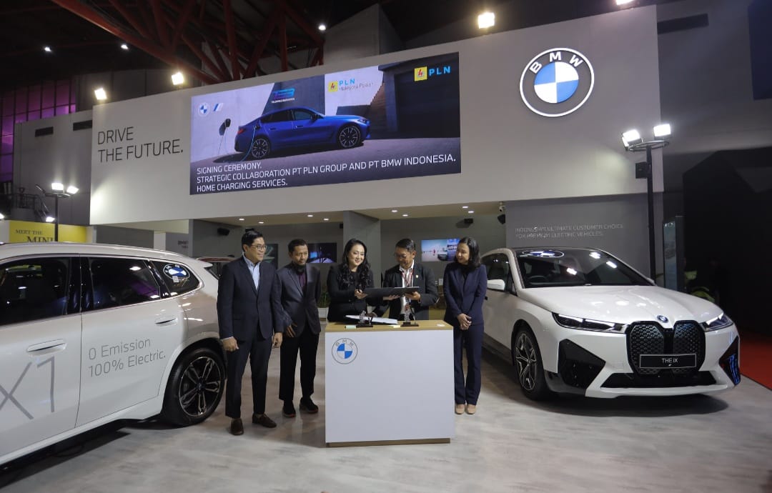 Penandatanganan kerja sama BMW dengan PLN di gelaran IIMS 2024. - Image